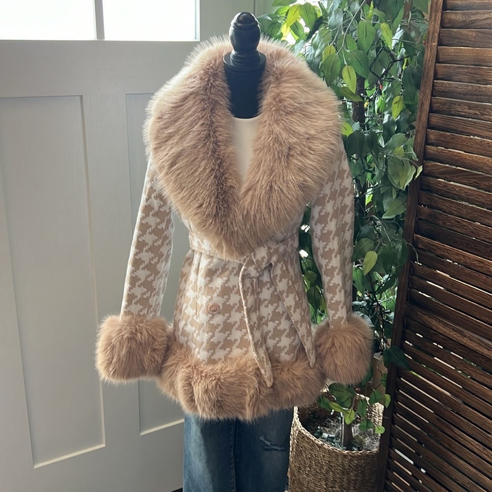 Faux Fur-Trim Houndstooth Coatigan in Cream and Tan